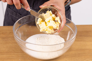 Butter zu Teig geben.