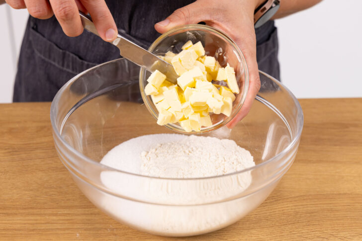 Butter zu Teig geben.
