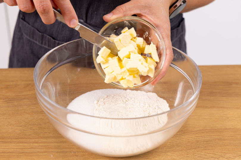 Butter zu Teig geben.