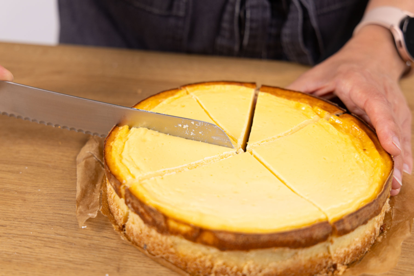Cheesecake schneiden.