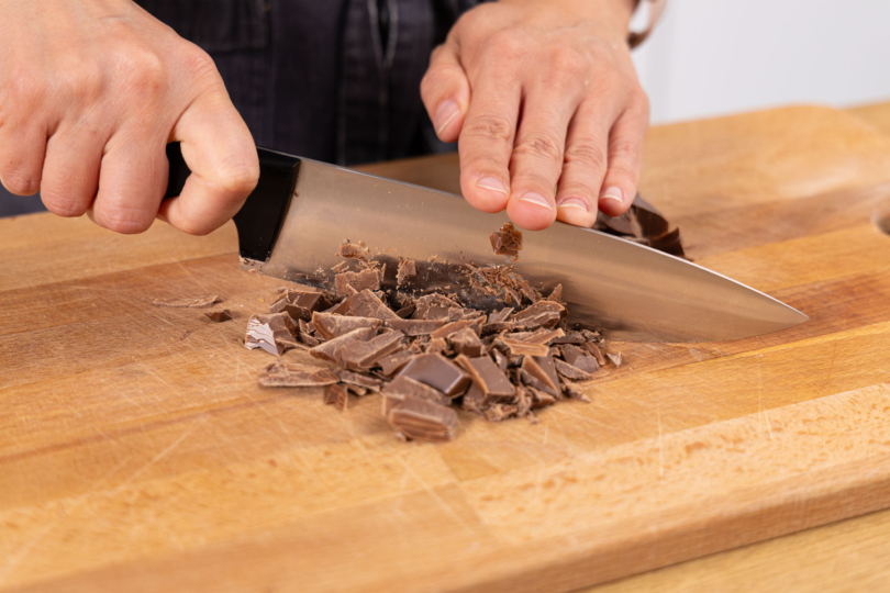 Braune Kuvertüre hacken.