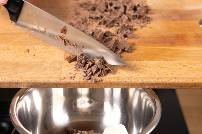 Braune Kuvertüre schmelzen.