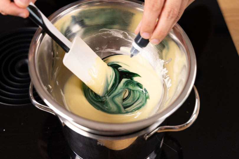 Weiße Kuvertüre grün einfärben.