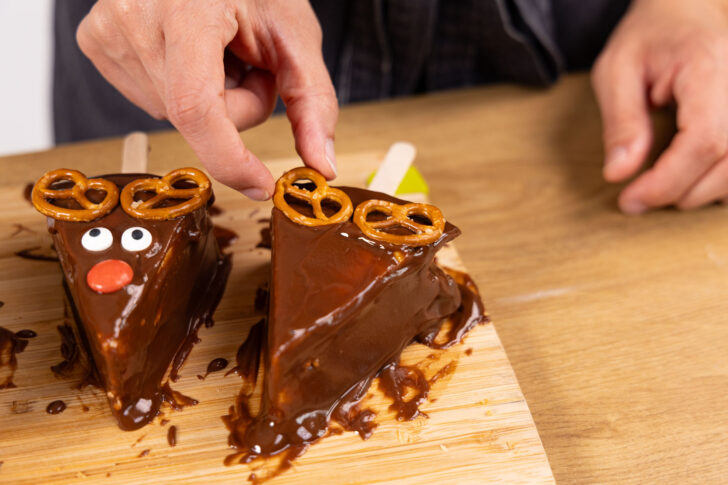 Rentier Cheesecake-Sticks dekorieren.