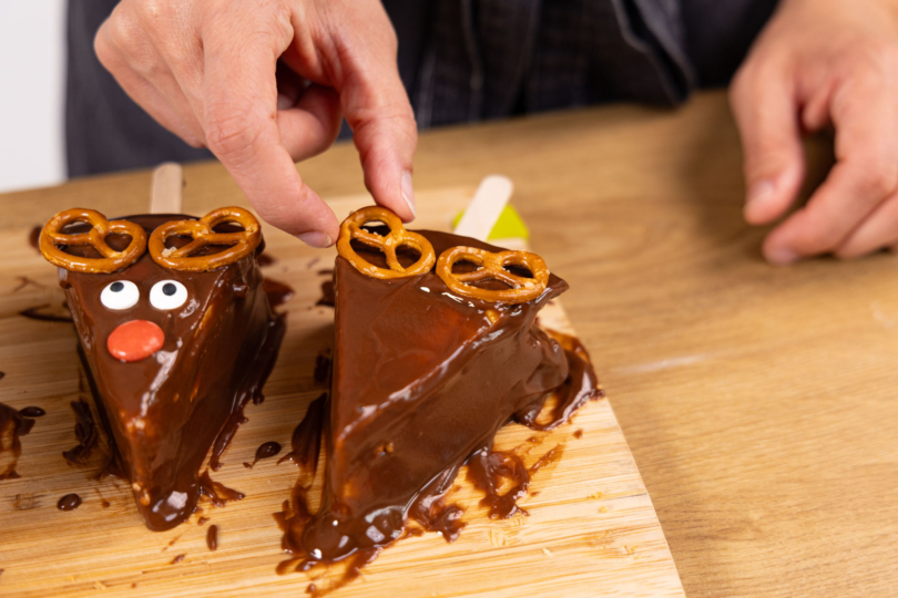 Rentier Cheesecake-Sticks dekorieren.