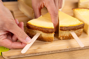Stiele in Cheesecake-Sticks stecken.
