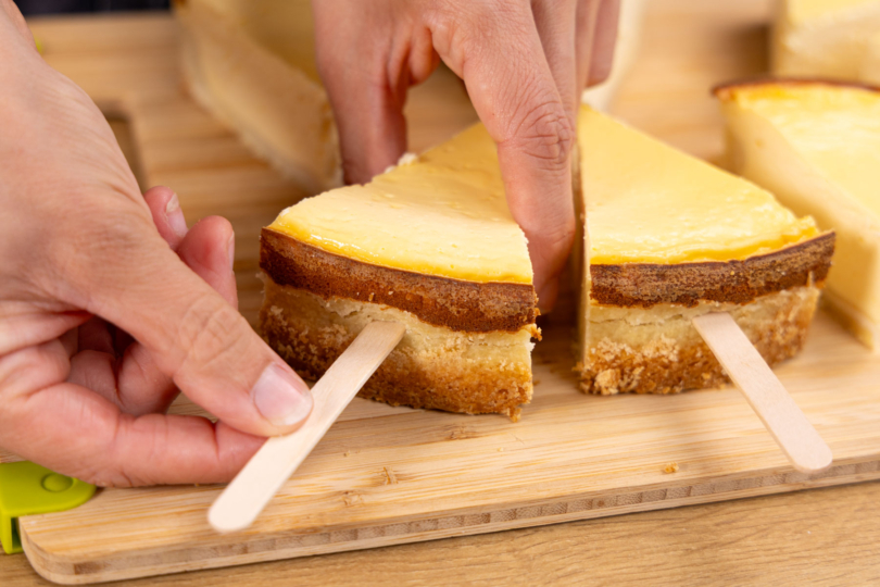 Stiele in Cheesecake-Sticks stecken.