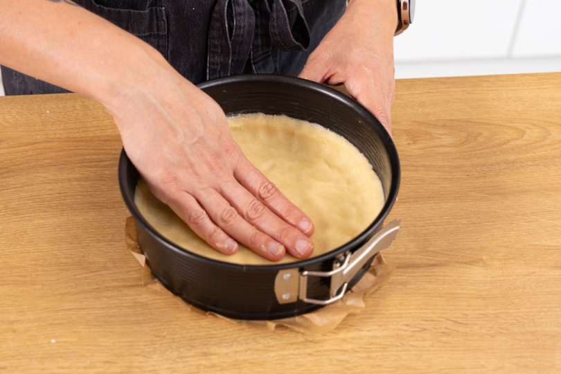 Teig in Backformen drücken.