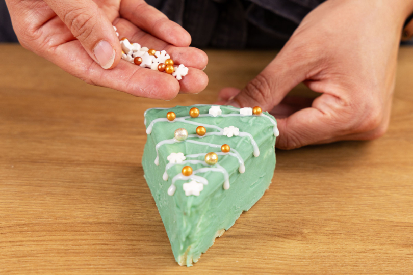 Tannenbaum Cheesecake-Sticks dekorieren.