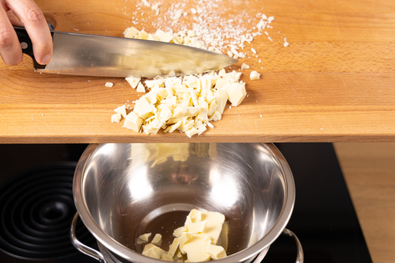 Weiße Kuvertüre schmelzen.