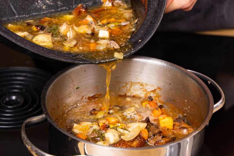 Bratenfond zur Soße gießen