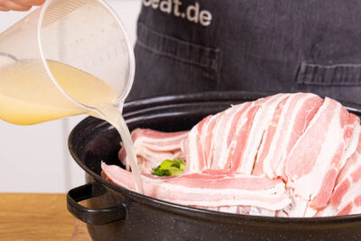 Geflügelfond in den Bräter gießen