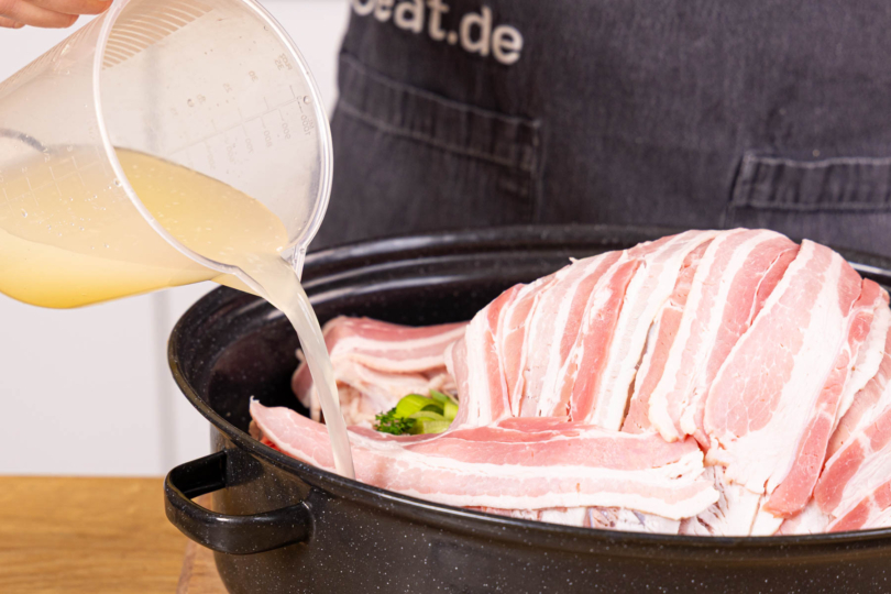 Geflügelfond in den Bräter gießen