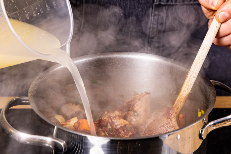 Soßenansatz mit Brühe ablöschen