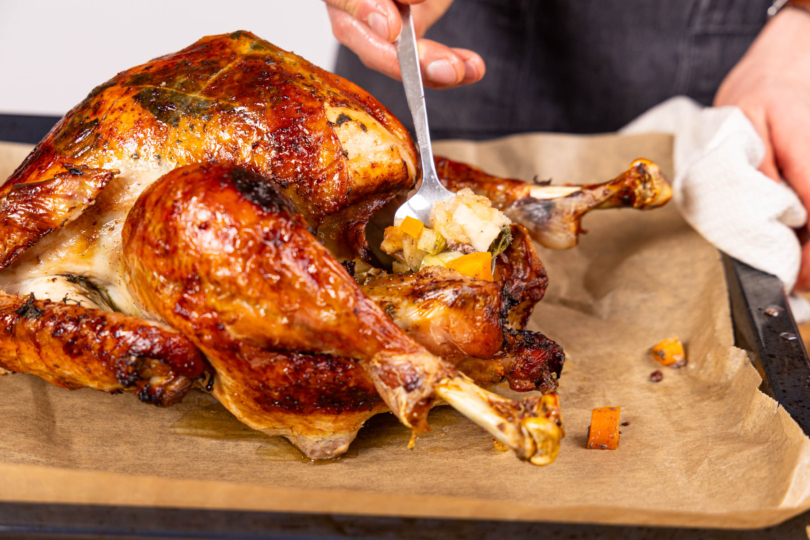 Füllung aus der Weihnachtspute entnehmen