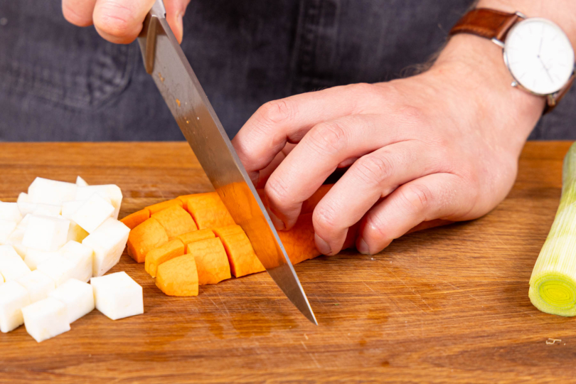 Suppengemüse klein schneiden