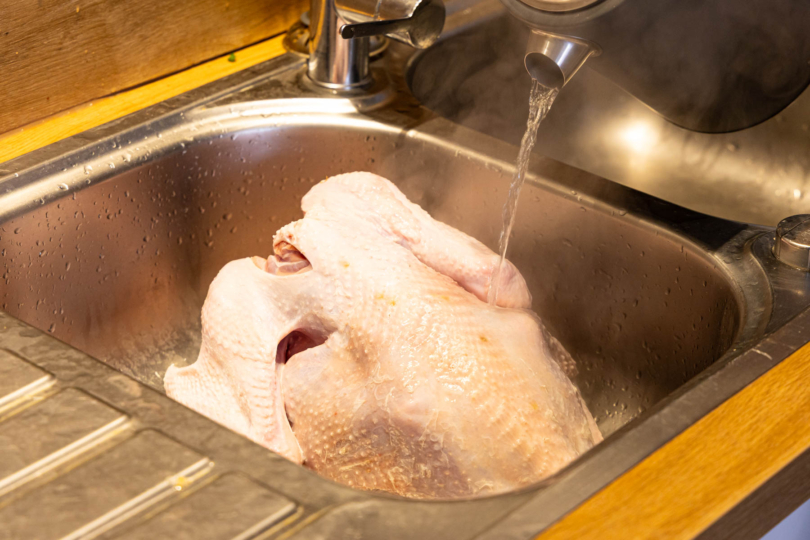 Fleisch mit heißen Wasser übergießen