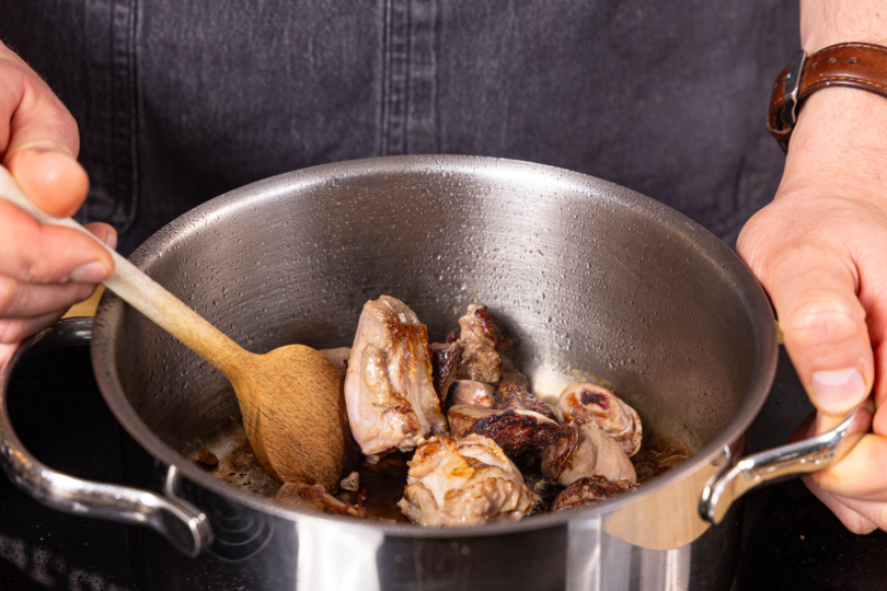 Innereien und Hals anbraten