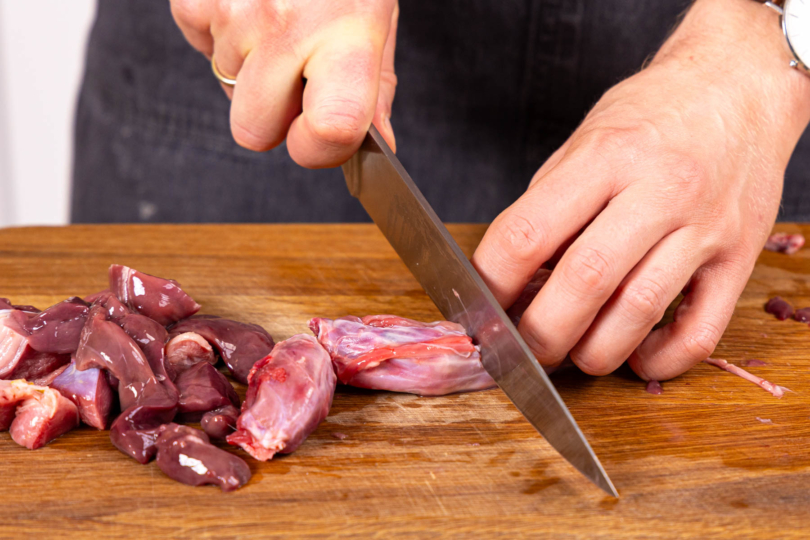 Innereien und Hals klein schneiden