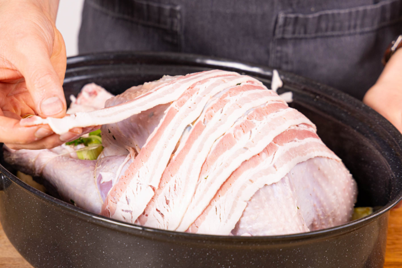 Pute mit Bacon bedecken