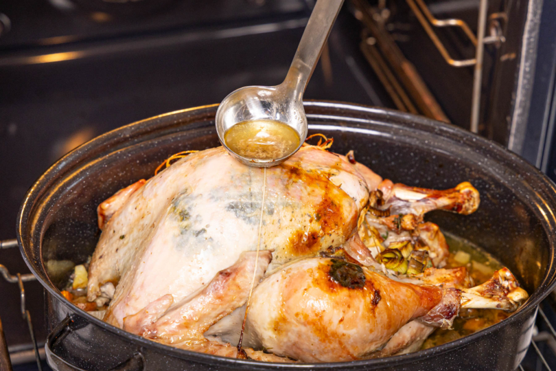 Weihnachtspute mit Fond übergießen