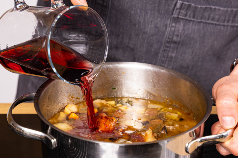 Rotwein zur Soße geben