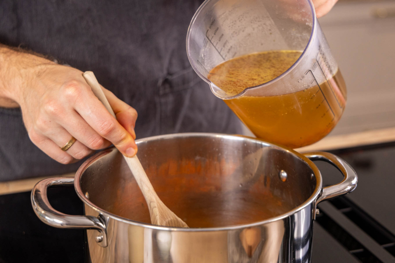 Gemüsebrühe dazu gießen