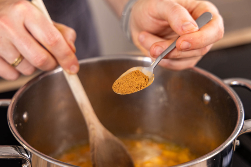 Lebkuchengewürz zur Weihnachtssuppe geben
