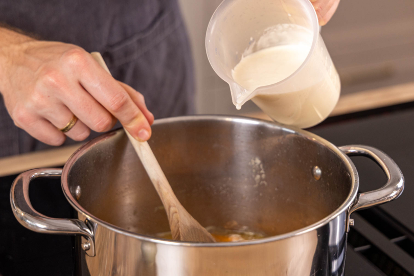 Sahne zur Weihnachtssuppe geben