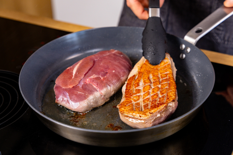 angebratene Entenbrust auf die Fleischseite wenden