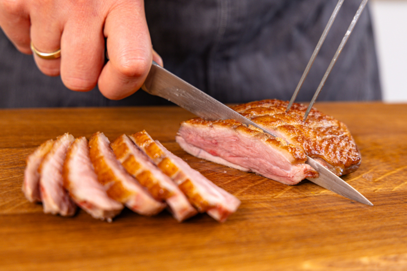 zarte niedergegarte Entenbrust aufschneiden