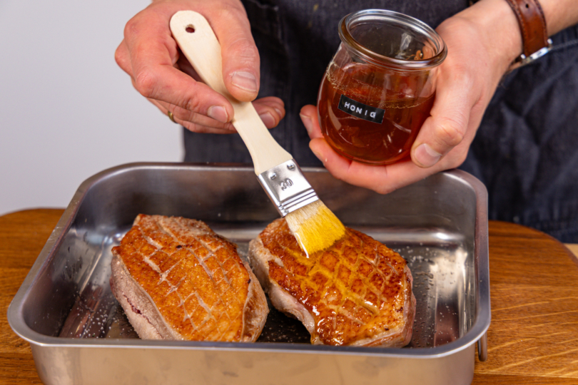 Entenbrust mit Honig bestreichen