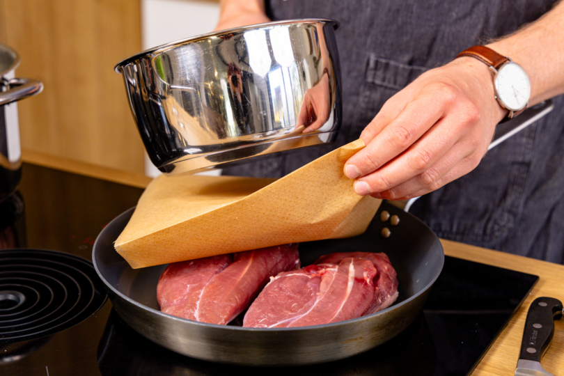 Entenbrust mit Topf beschweren