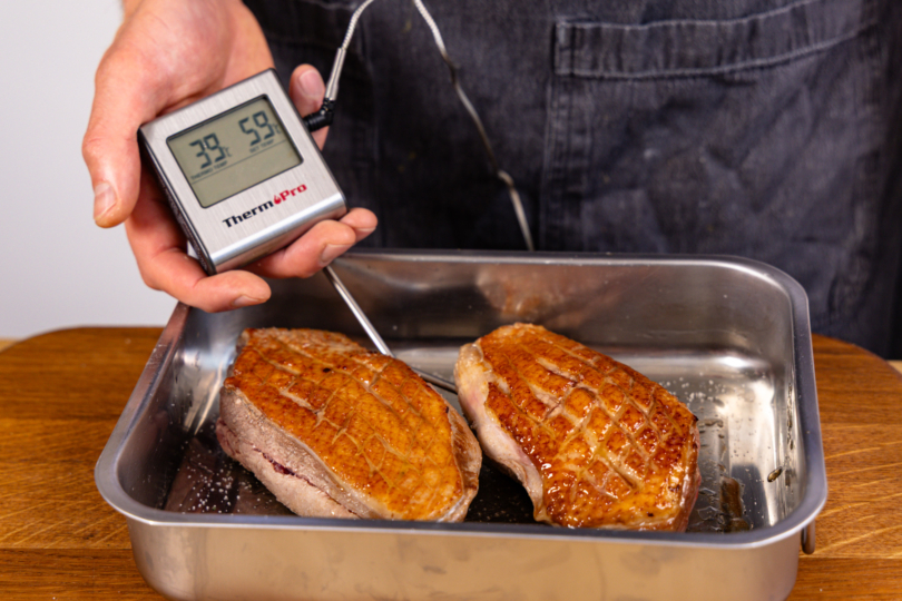 Fleischthermometer an Entenbrust anbringen