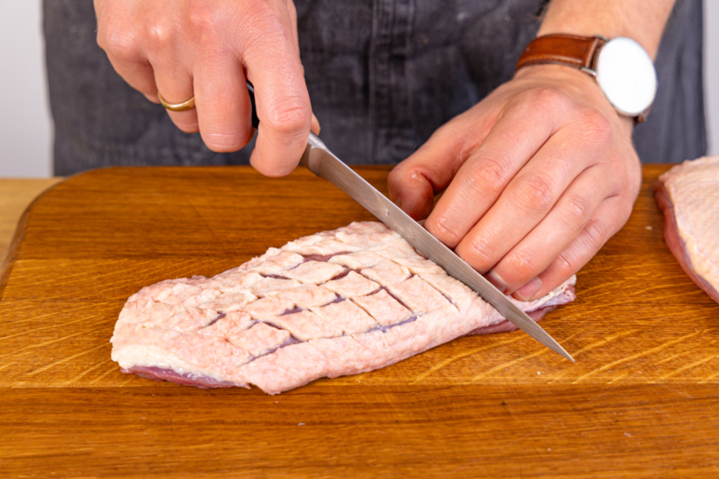 Haut der Entenbrust rautenförmig einscheniden