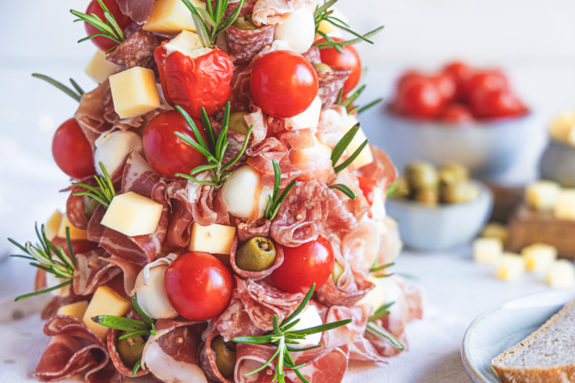 Antipasti Tannenbaum mit Käse, Tomaten und Schinken