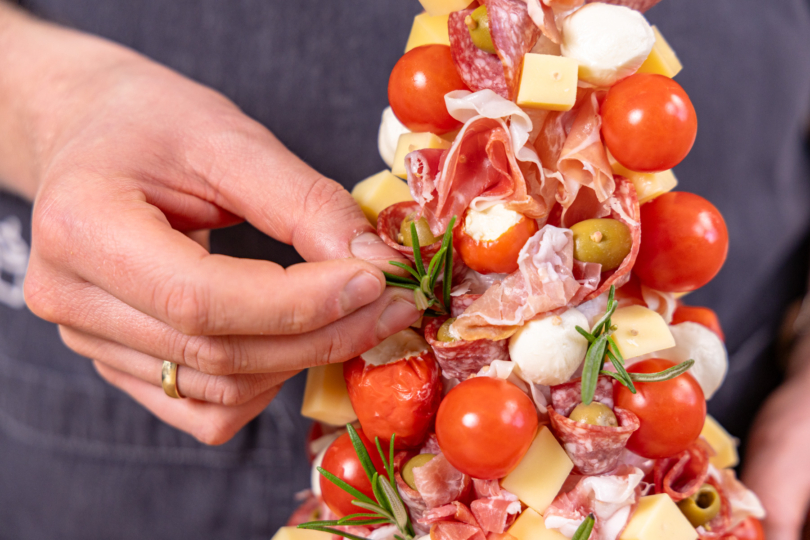 Antipasti-Tannenbaum mit Rosmarin dekorieren