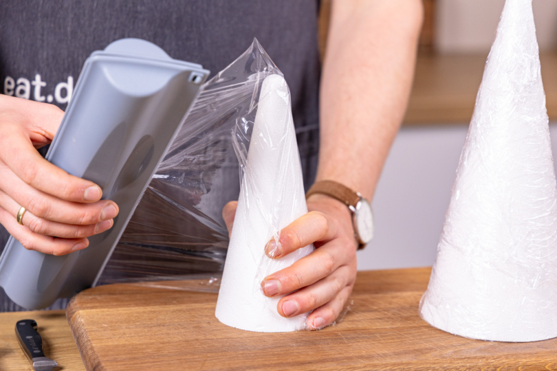 Styropor-Kegel mit Frischhaltefolie einwickeln