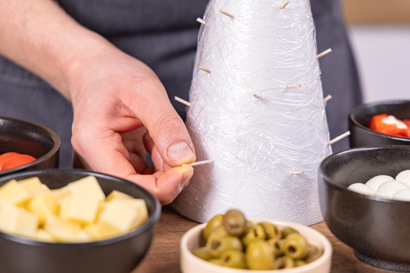 Zahnstocher einstechen