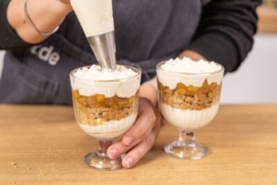 Creme in Tupfen auf die Gläser geben