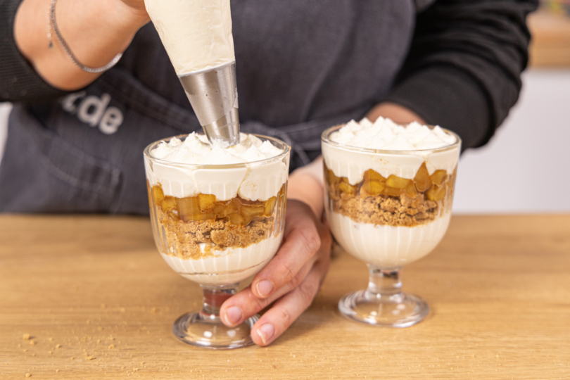 Creme in Tupfen auf die Gläser geben