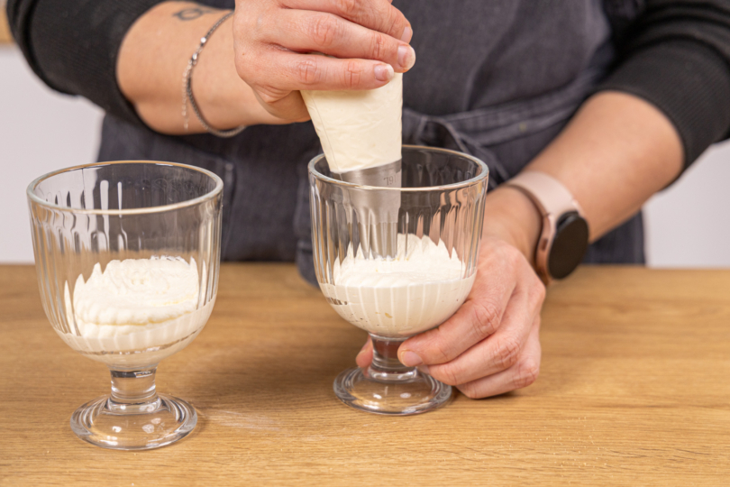 Creme in die Gläser füllen