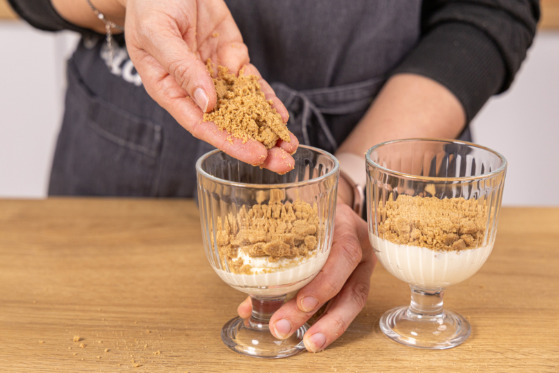 Kekse auf die Creme geben