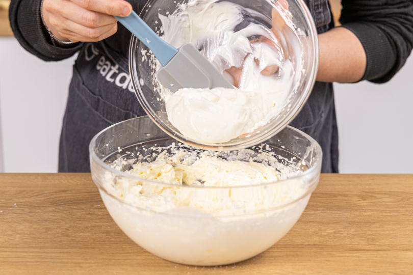 Quark zur Sahne geben