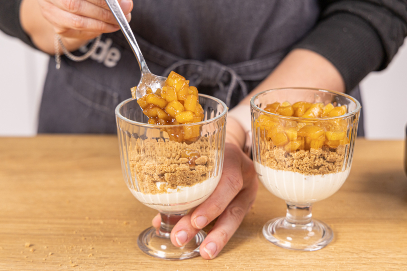 Apfelfüllung ins Glas geben