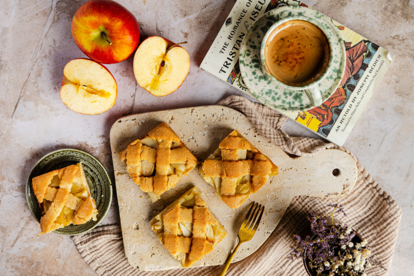 Apfelkuchen mit Gitter angeschnitten