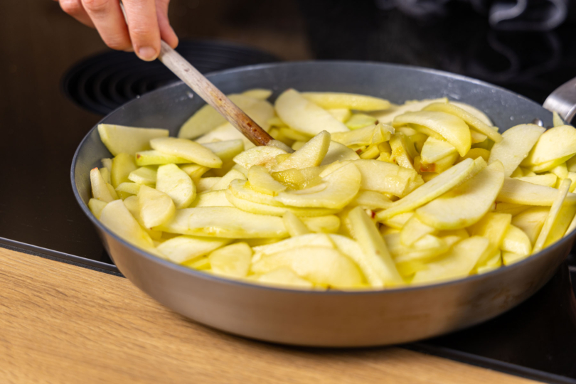 Äpfel in der Pfanne kurz dünsten