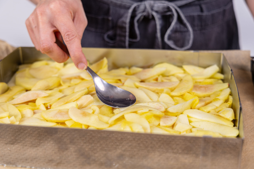 Äpfel am Boden leicht andrücken