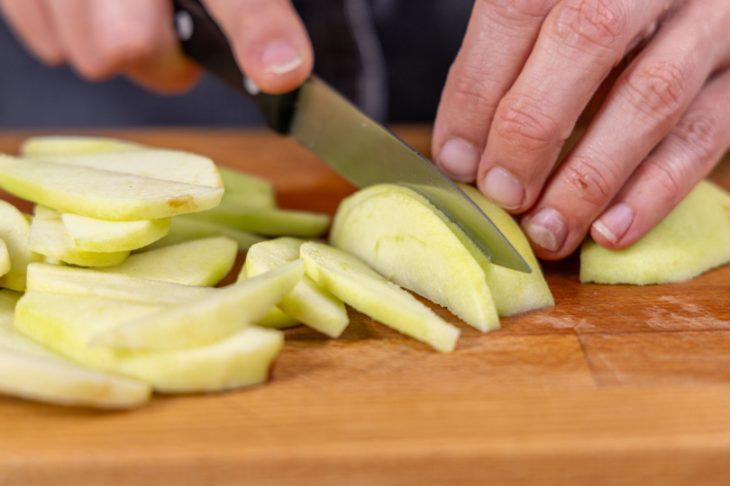 Äpfel in dünne Scheiben schneiden
