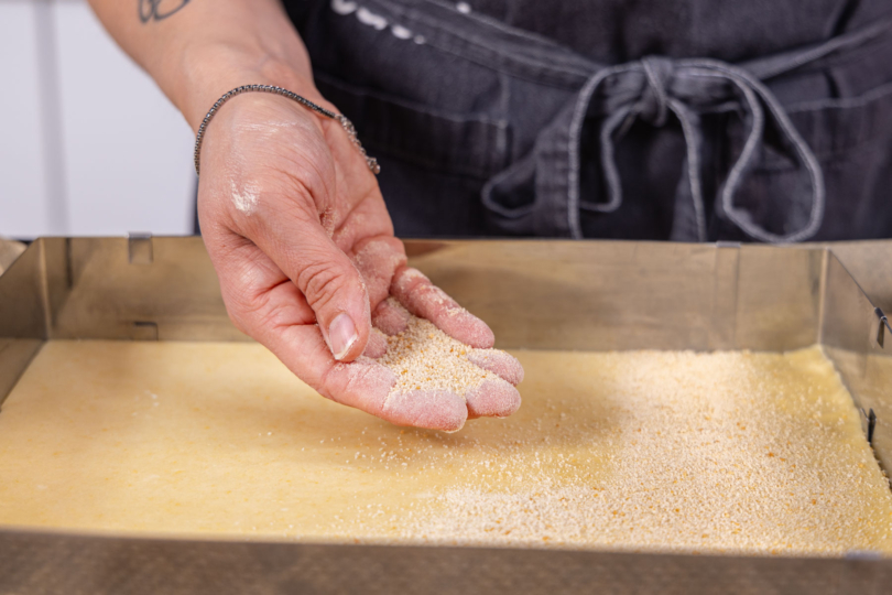 Semmelbrösel verteilen